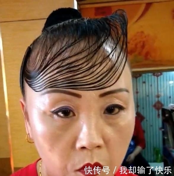 发型|最时尚大妈走红,看到这个发型,网友:确定是认真的吗?