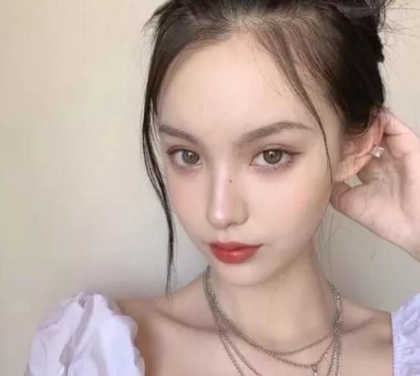 发际线 小仙女“发际线”上移,多因偏爱这“3发型”,难怪异性缘为0