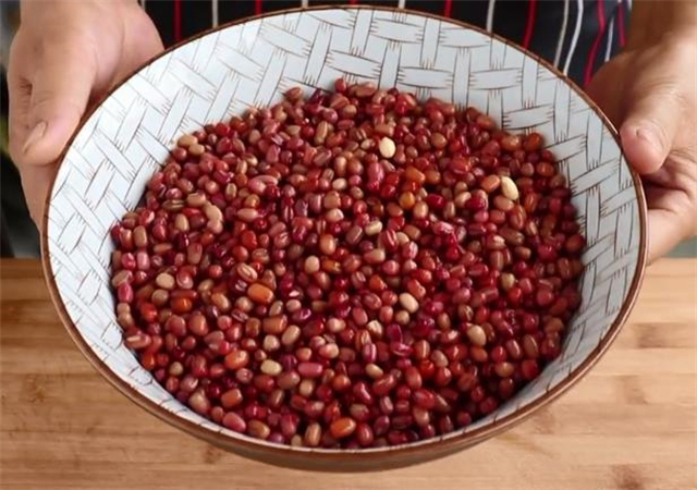 红豆糯米糕不用出去买了，教你在家做，软嫩香甜好吃，方法超简单