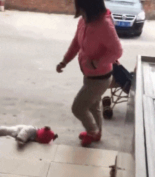 |搞笑GIF:第一次结婚没经验,岳父在上,小婿先干为敬