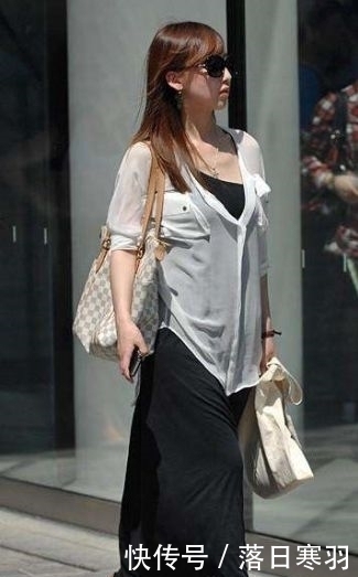 小姐姐|街拍秋天了,小姐姐们都是穿成这样出门的,第四位气质真好