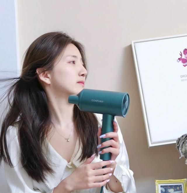 干枯|4个洗头小技巧，让你远离毛躁干枯，气质高级有女人味！