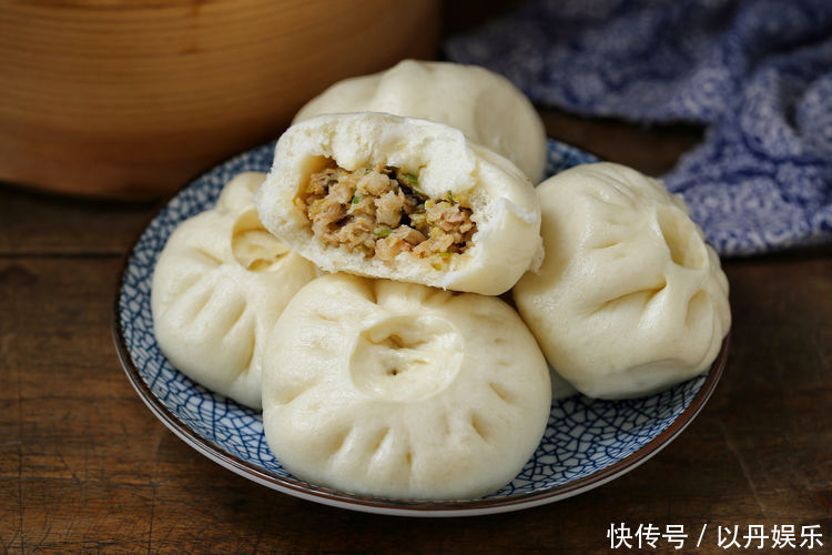 用东北特色菜蒸包子,味道倍儿鲜美,老公自己就能吃一屉,真服了