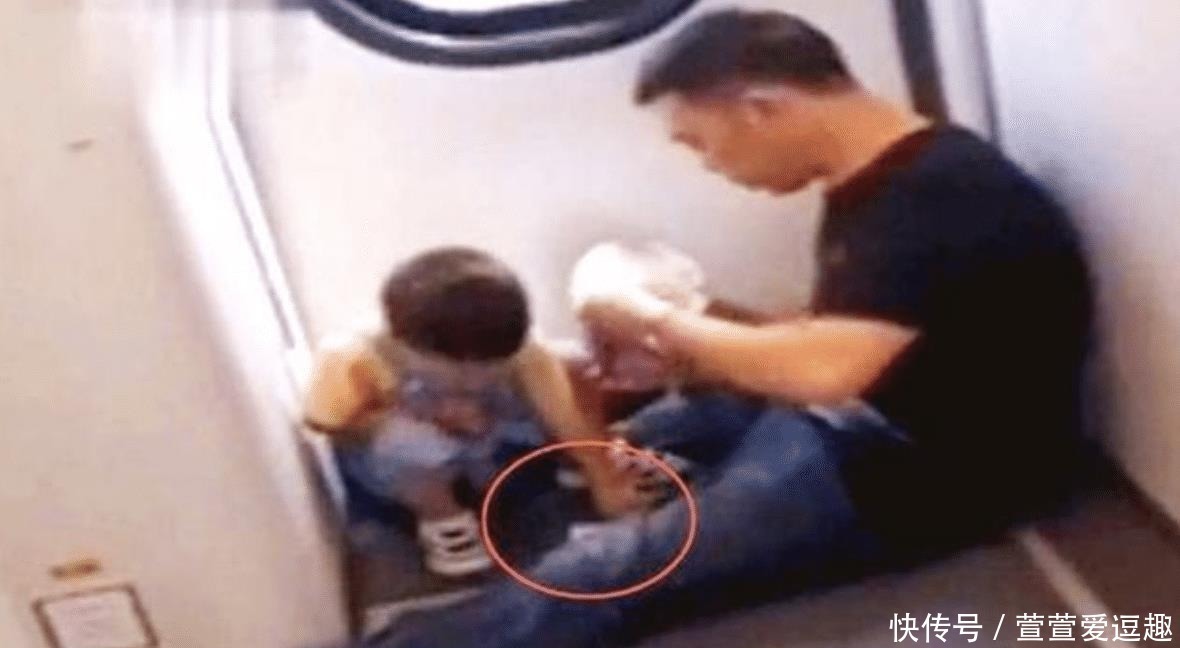 孩子|3岁孩子在火车上喊饿,爸爸接下来的动作让网友感动:这才叫炫富