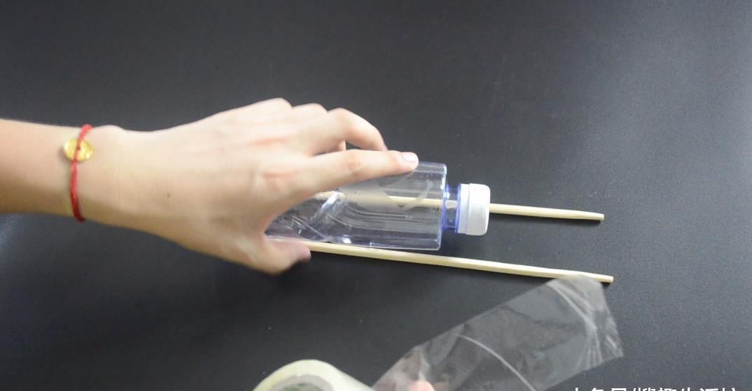 塑料瓶上绑2根筷子, 这个作用太棒了, 解决了很多家庭的烦恼