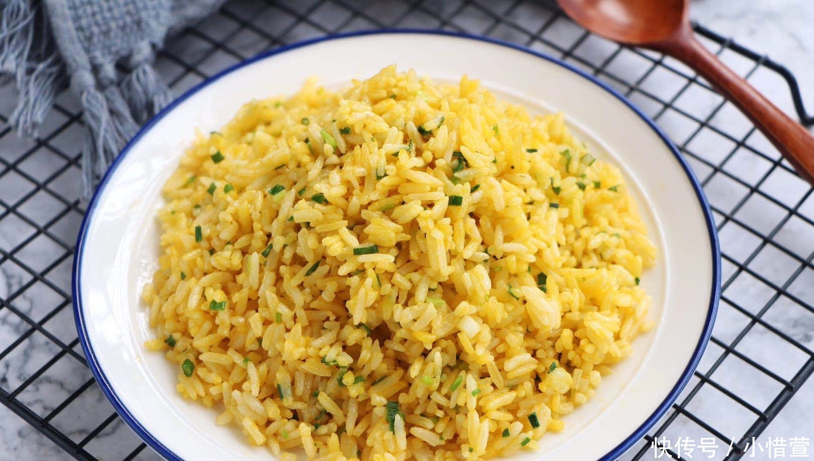 大米别炒饭了,加2个蛋黄拌一拌,好看更好吃,外面买不到哦!