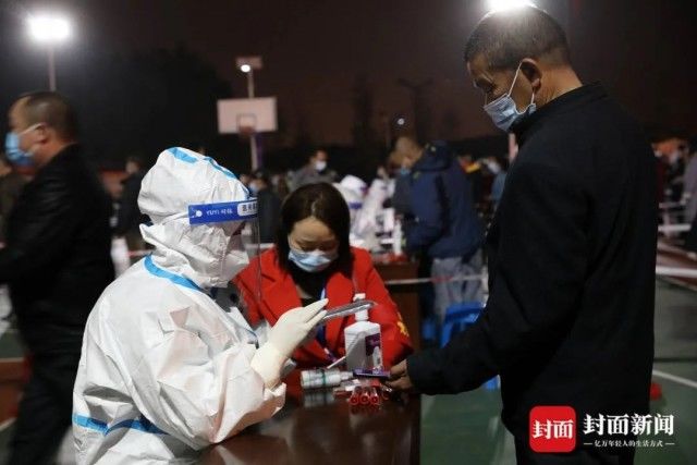 医护人员|昨夜的成都，让我掉下眼泪的不止是守住绿码…