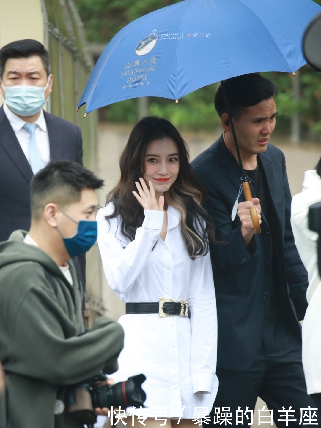 Angelababy现身跑男发布会,白衬衫化身为“礼服裙”,好会穿。