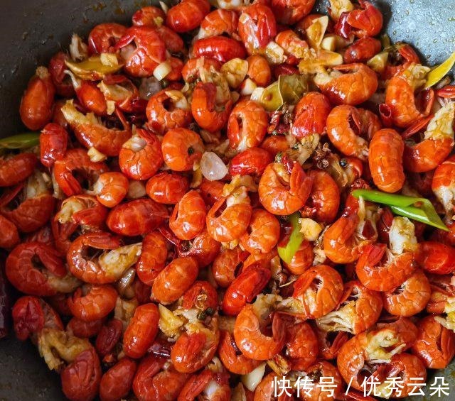 麻辣|芹菜洋葱炒龙虾尾,嘬一口龙虾尾,麻辣鲜香,好吃极啦!