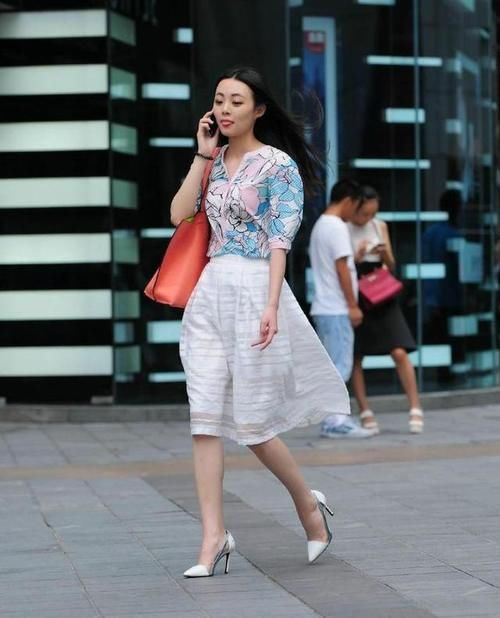 印花|美女街拍:这样的穿搭太舒适,印花上衣搭配半身裙,简单大方又时髦