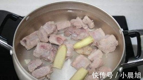 排骨|为啥排骨焯水后又腥又臭?看到大厨操才明白,原来用错“水”了