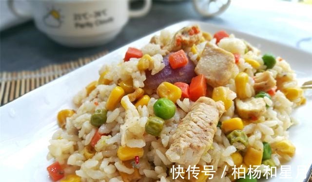 早饭吃米饭和鸡蛋吃腻了来一碗五彩焖饭,美味无比,营养丰富!