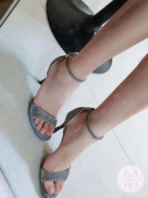 高跟控的我,特喜欢穿10厘米左右的尖头高跟鞋,长期这样好吗?