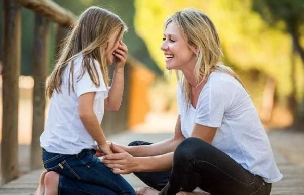 笑笑|妈,有小男孩亲我一下”,两个妈妈不同回答,让孩子的人生不同