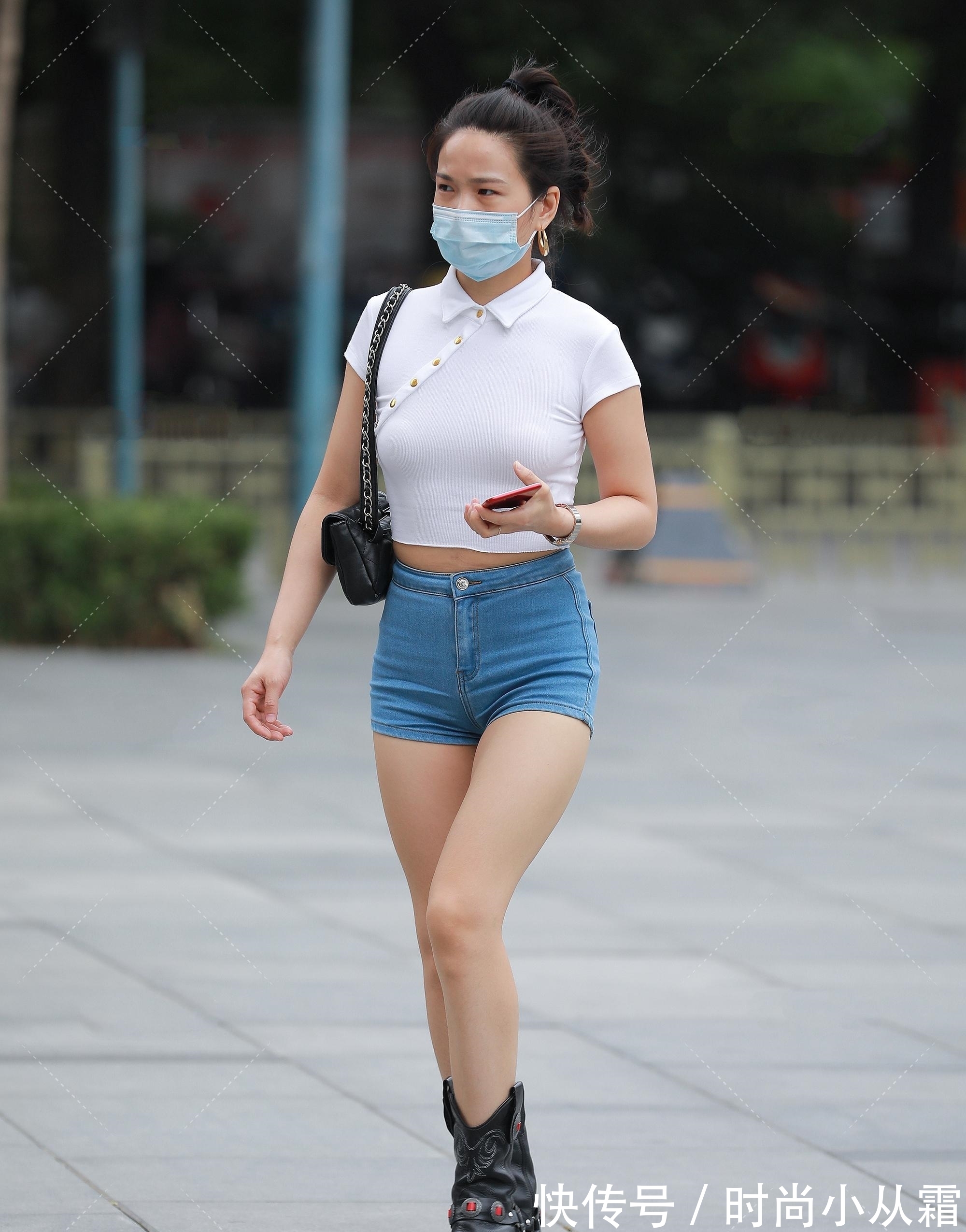 肩部|白色斜扣短T恤搭配浅色牛仔裤，微胖女生必备穿搭