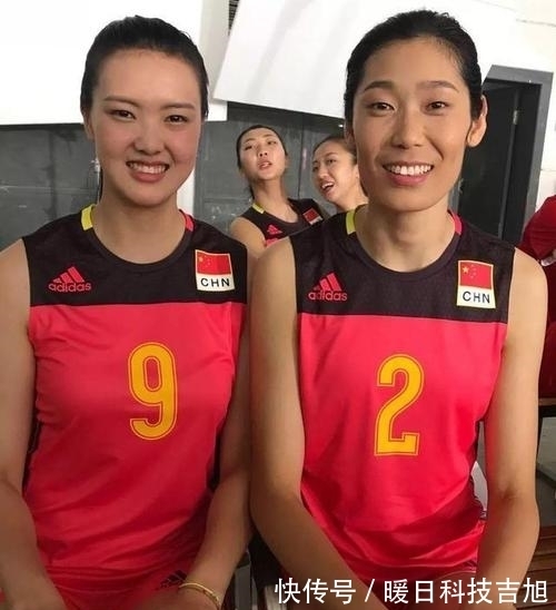 中国女排|中国女排出征前涮锅解馋！王梦洁豪爽吃肉，张常宁坐姿淑女很迷人