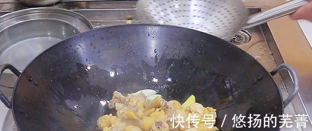炖鸡汤先焯水就错了，直接下锅炖也不对，掌握这些技巧鸡汤才鲜香！