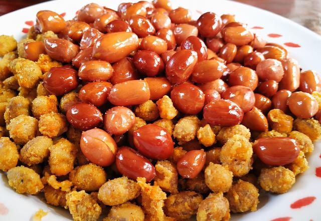 炒花生米时，最忌直接放油！再加这一步，酥脆好吃，久放不回潮