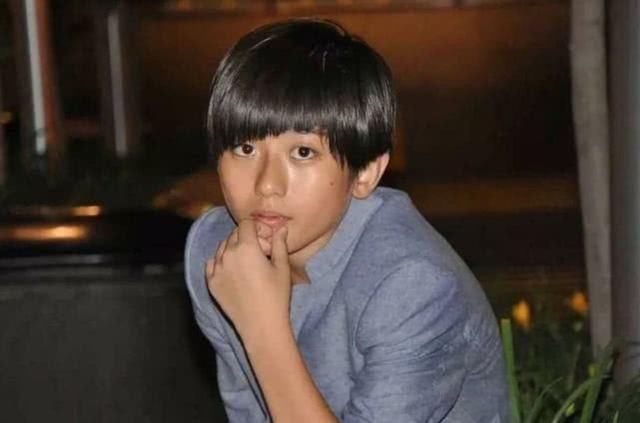 整容实锤？蔡徐坤被小女孩捏脸，面部肌肉太僵硬