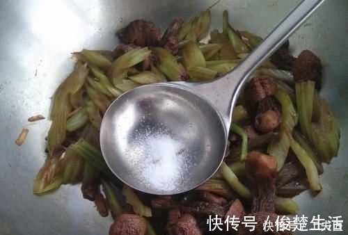 芹菜|脂肪最怕这菜,清肠刮油,一周吃3次,小肚腩没了,腰变细了