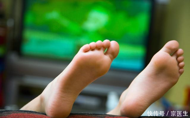 女人脚后跟干裂的原因?医生说,这些习惯反而让皮肤更干燥?