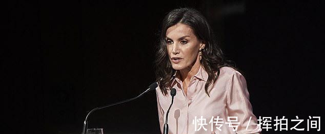 焦点|西班牙王后黑色“百褶裙”再次成为时尚焦点,简约穿搭看着真时髦