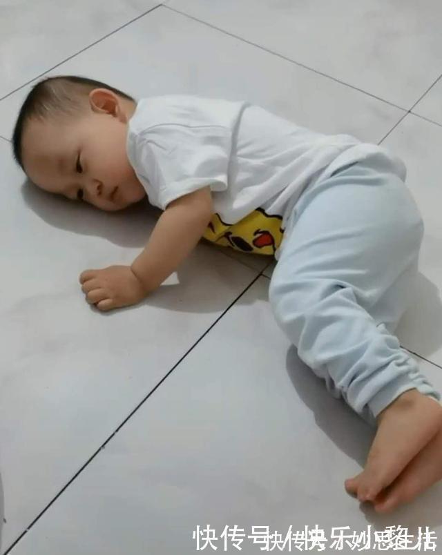 抗议|妈妈只给哥哥买了新衣服,弟弟的抗议方式太“接地气”,妈妈笑翻