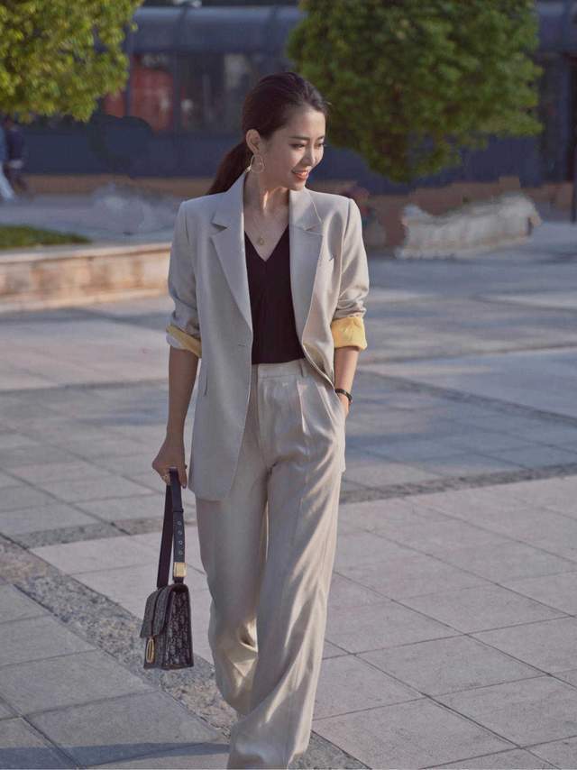 职场|小个子如何穿出“职场”范?一身灰色西服套装精致干练,显高显瘦