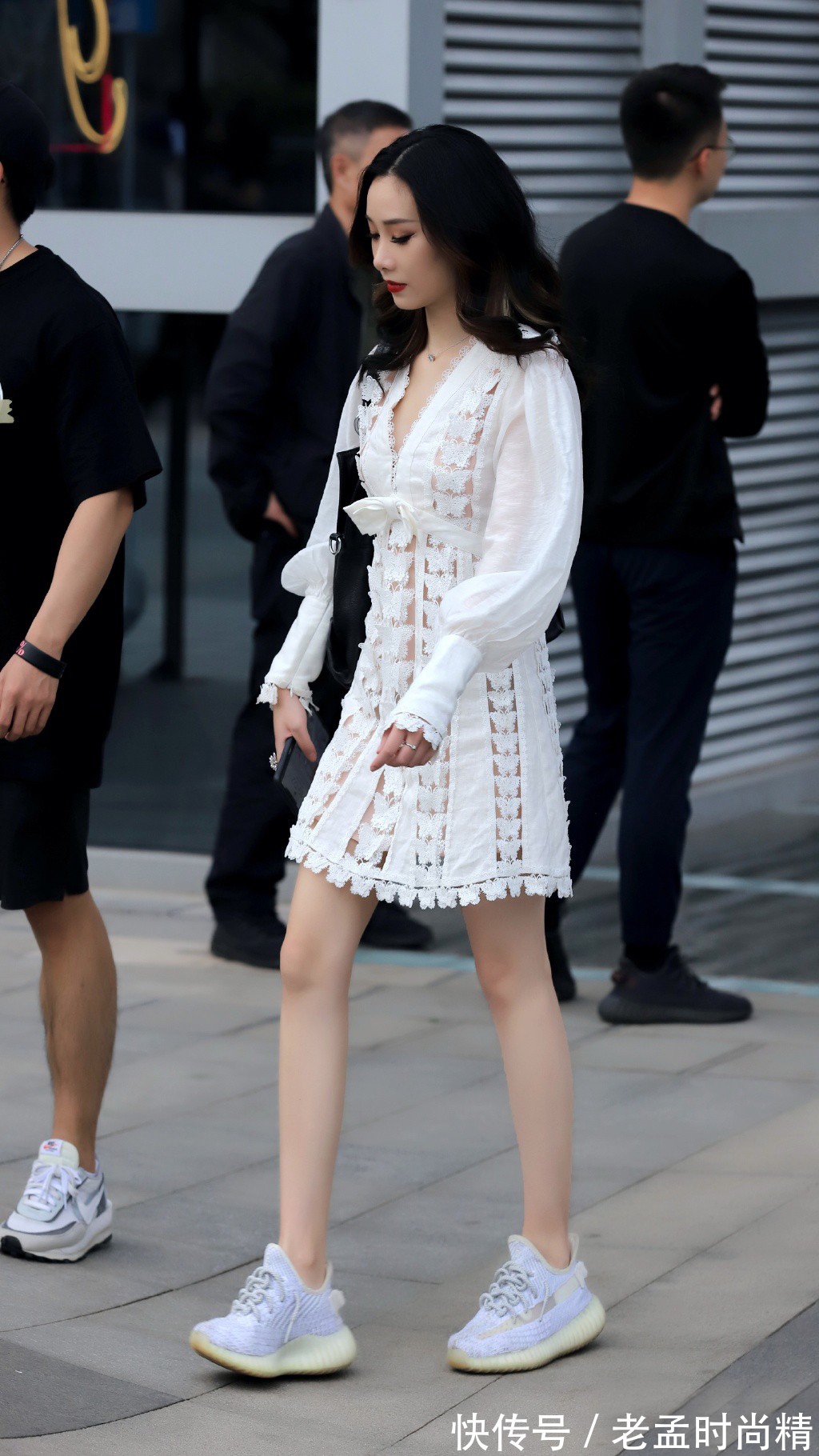 镂空裙|街拍美女:气质女生的白色镂空裙,高腰的设计长袖的款式,高挑靓丽又清新
