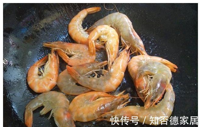 茶叶|大虾只会炒番茄?教你一个新吃法,加一把茶叶,准保味道香酥好吃