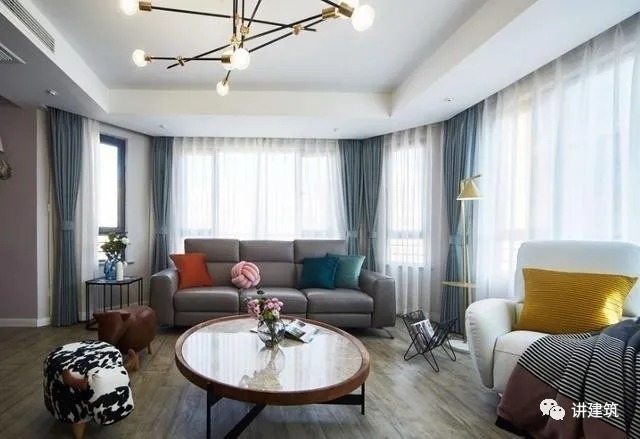 背景墙|客厅沙发靠墙放就太土气了,现在都流行这样做,房子档次翻几倍!