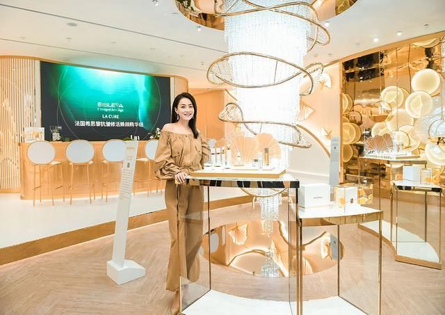 霍汶希穿驼色连体衣成熟优雅 淡妆配流苏耳环大气稳重