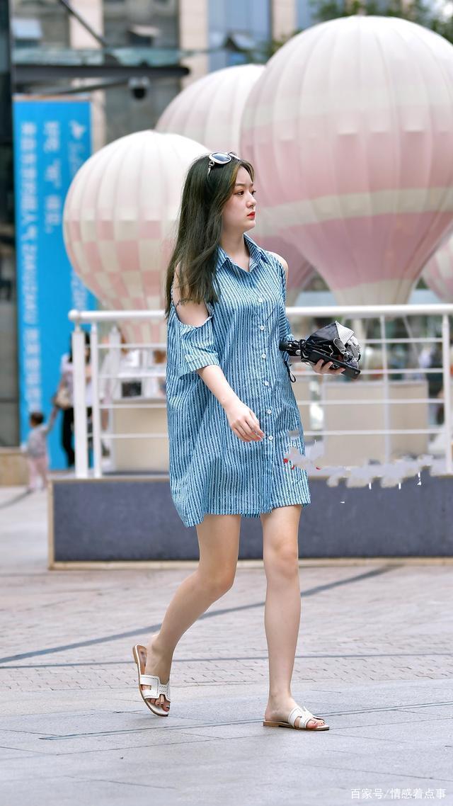 时尚穿搭条纹衬衫裙,搭配拖鞋,简约又时髦
