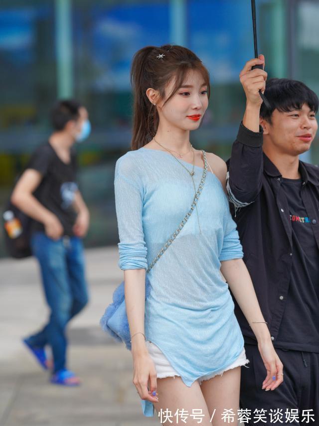 高跟鞋|骨感美女的另类造型,把斜肩长袖当成连衣裙,展现牛仔短裤的魅力