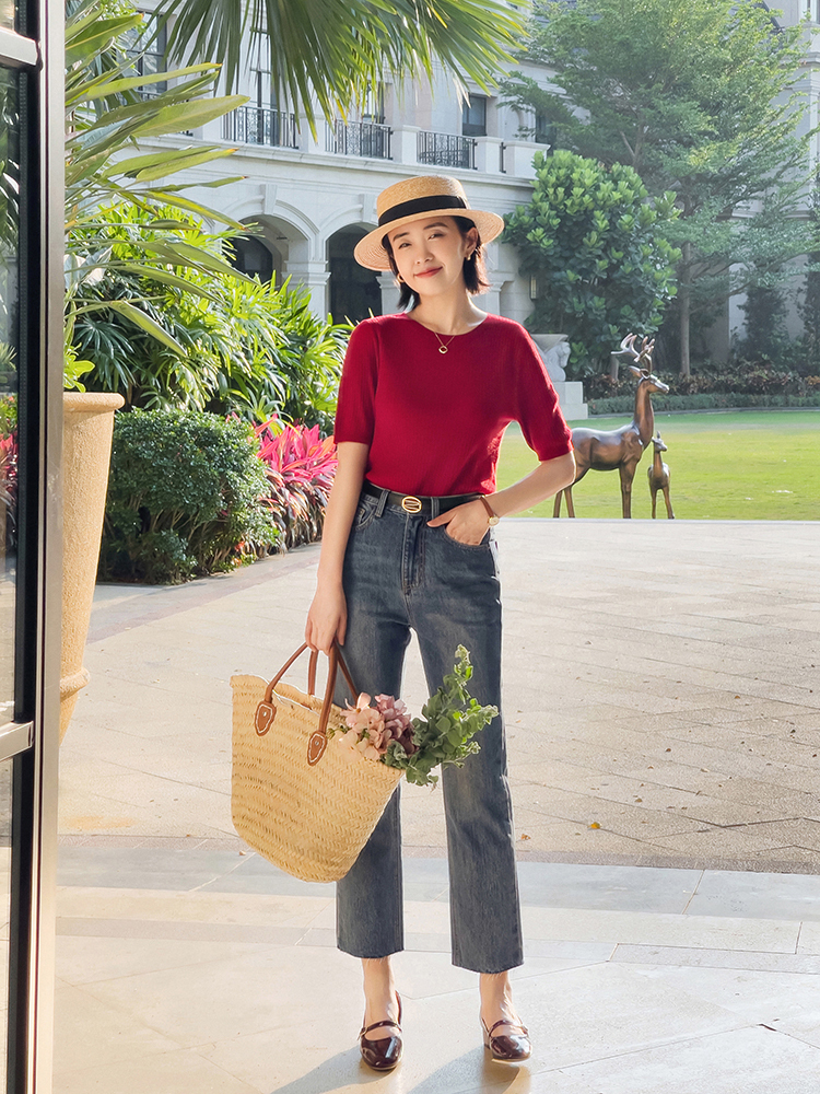 何超莲的长腿真长脸,穿牛仔衬衫配紧身牛仔裤高挑纤瘦,青春活力