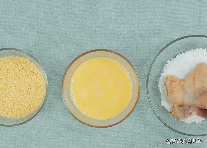  无需|香酥鸡翅的美味新做法，裹上薯片，无需油炸，孩子爱吃的居家美食