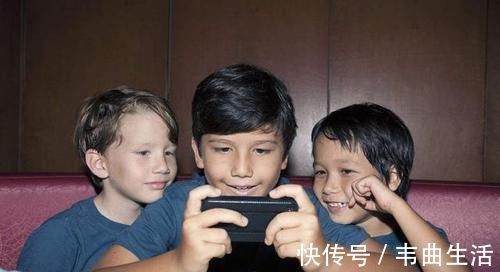 人生|妈妈,我想玩手机,两位妈妈不同回答,决定孩子不同的人生格局