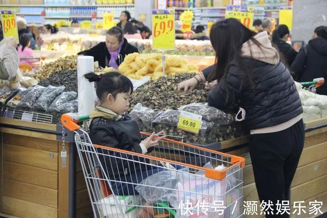 妈妈|4岁娃偷吃一颗车厘子，店员称一斤90要赔钱，妈妈当送我们一颗