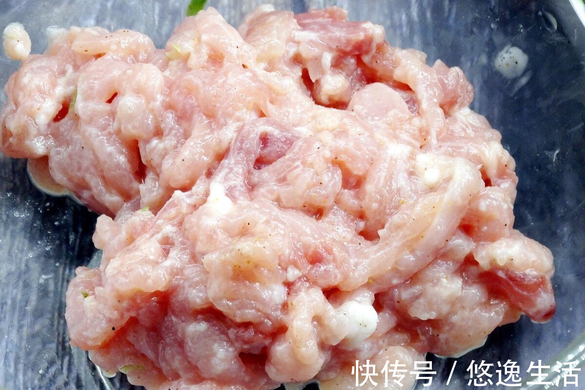 淀粉|炒瘦肉，放淀粉还是蛋清大厨教你一招，瘦肉又香又嫩，不发柴