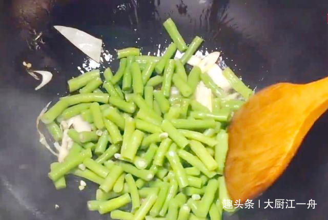 炒豆角|炒豆角时,先放油就错了!大厨教你这样做,豆角翠绿鲜香更入味