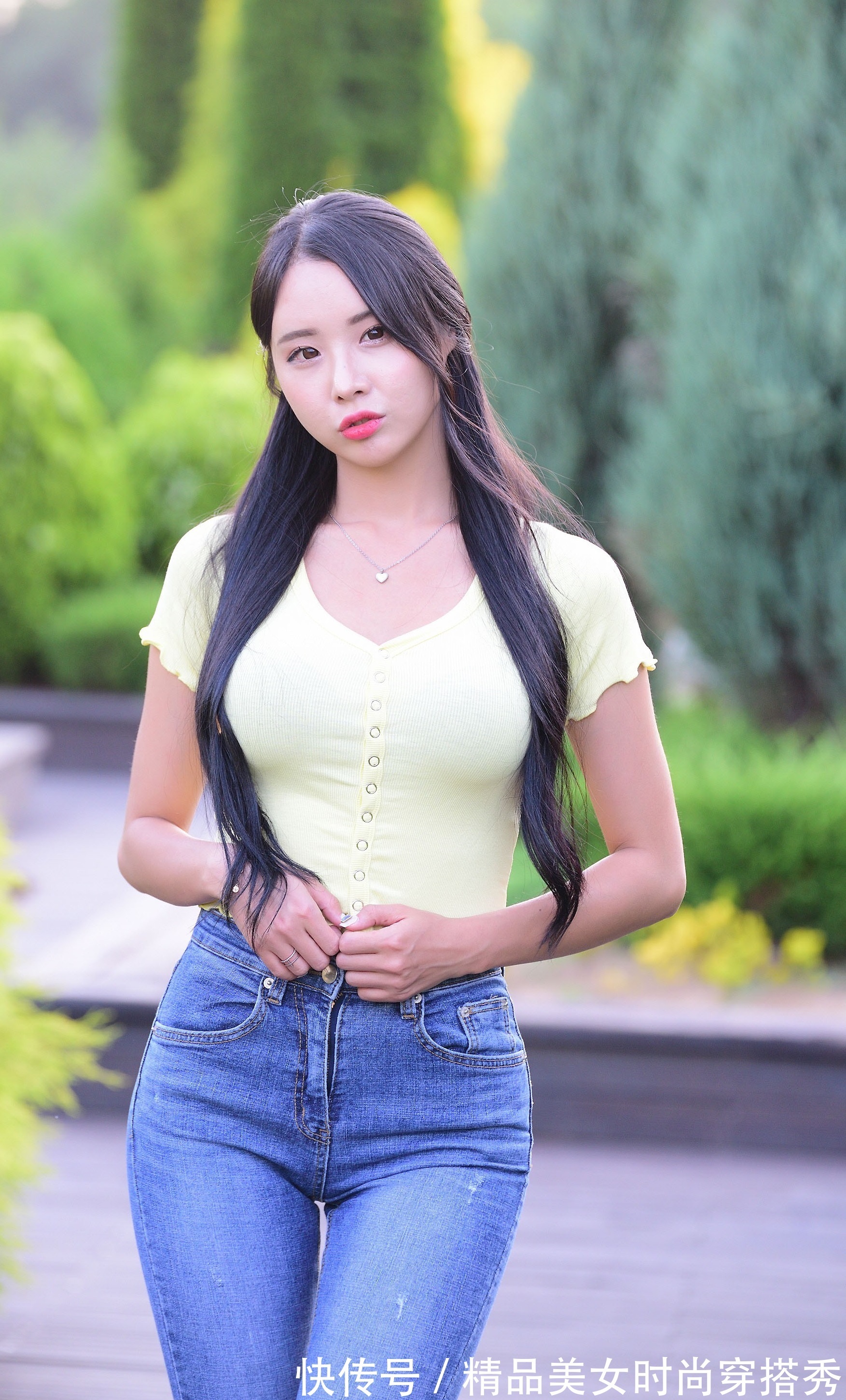 上衣 牛仔裤搭配什么样的上衣比较好看?这样的搭配就很时尚耐看