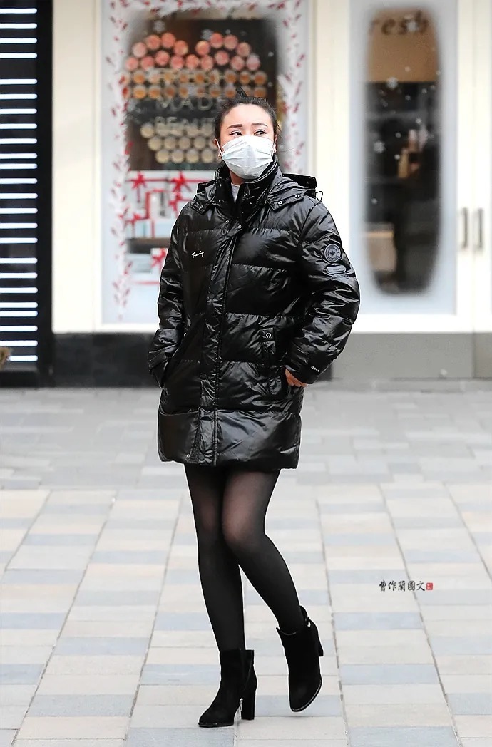 美女|街拍组图:冬装美女,露出少许黑丝,已足够时尚前卫