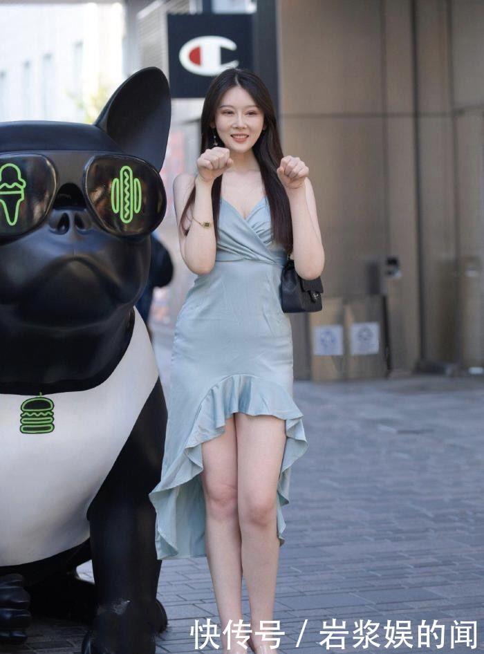 显瘦|百褶裙配吊带条纹衫,简约靓丽又显气质,轻松让你美丽无边