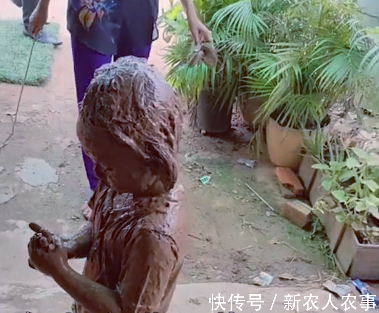 亮点|萌娃回家变“泥塑”,眼睛成了全身的亮点,网友:玩出了艺术感