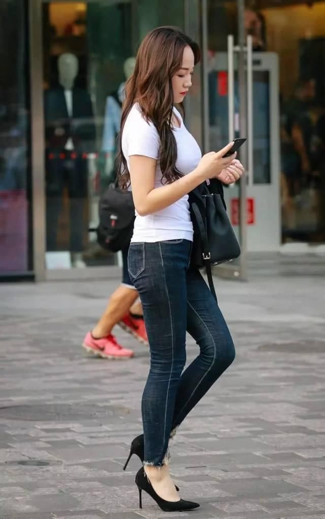 美女|街拍美女小姐姐牛仔裤背影,身材凹凸有致,路人回头率超高