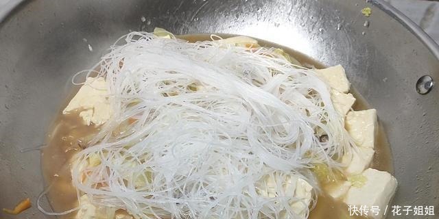  白菜炖豆腐好吃有诀窍，不放肉和香料也鲜香入味，上桌连汁也扫光