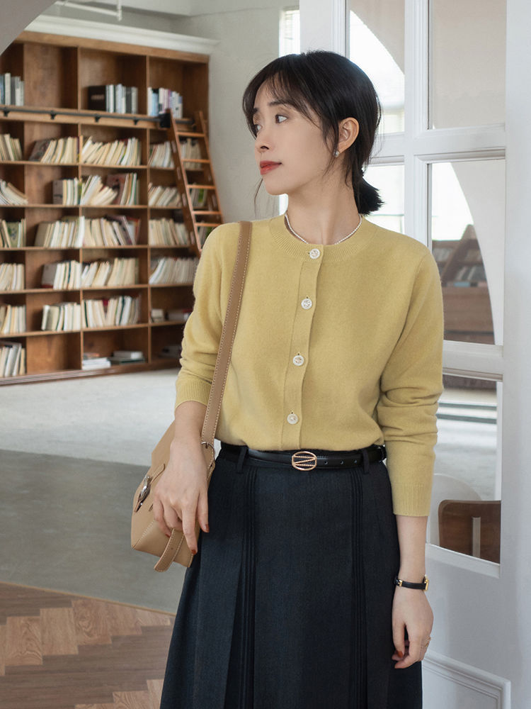 针织开衫 秋冬,怎么穿针织开衫更美?搭配上牛仔裤或者半身裙,温柔又优雅