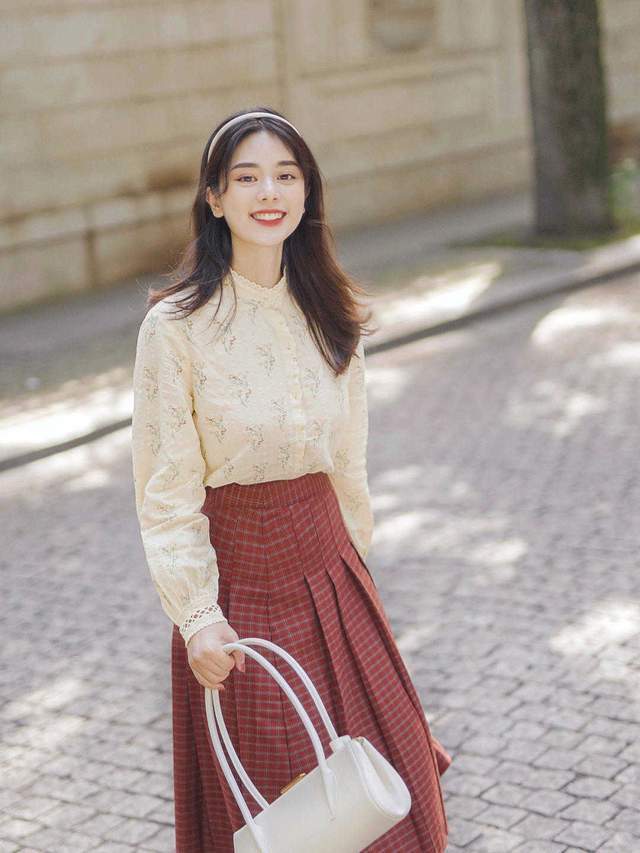 少女气质|2、30岁如何穿出高级的优雅感?衬衫配半身裙,少女气质感十足