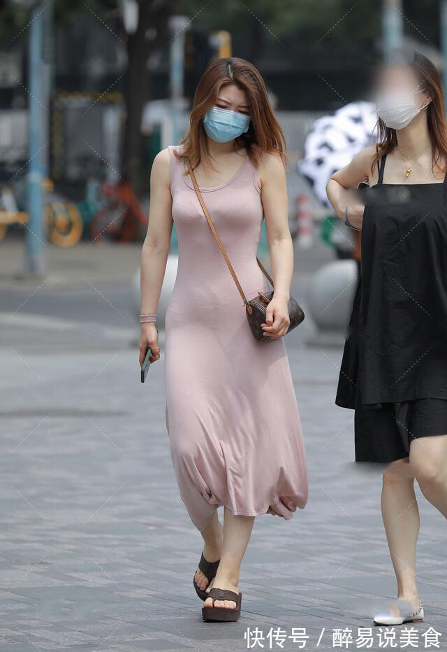 纯色 肉粉色棉质长裙搭配棕色斜挎包,性感成熟,端庄大气