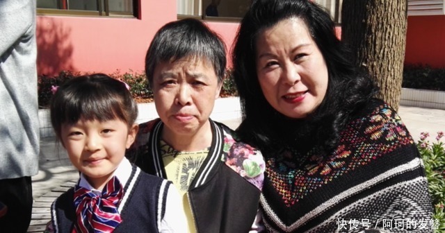 产房|“别看我,看娃”,年轻外婆产房被围观,路人:才生完就溜达了?